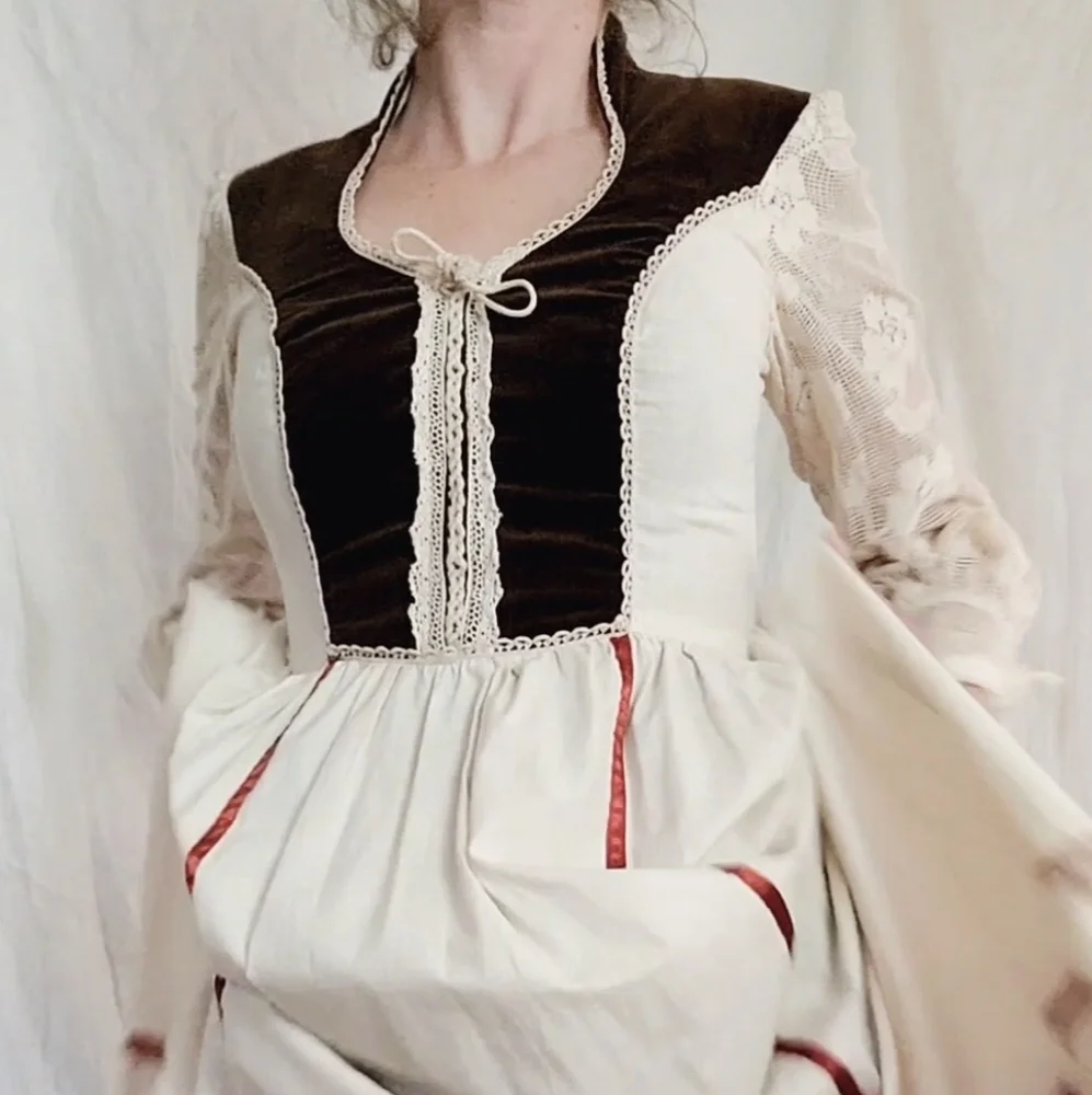 Vintage Gunne Sax Dress, 1970s authentic velvet & lace renaissance style - Picture 11 of 12